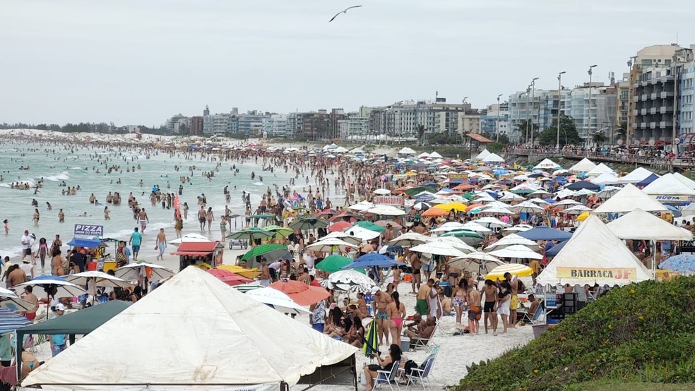 Turistas lotaram a Praia do Forte, em Cabo Frio, neste sábado (10) — Foto: Paulo Henrique Cardoso/G1