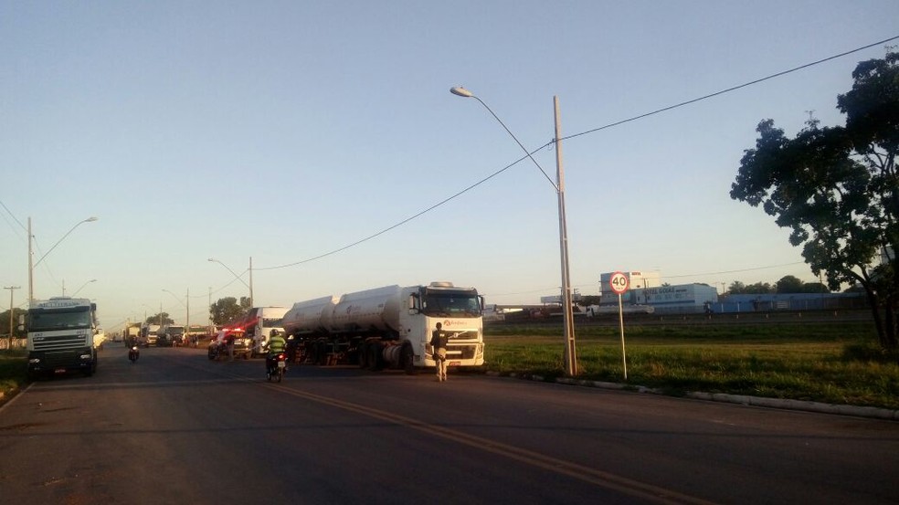 Caminhoneiros começaram a deixar os pontos de manifestação no Distrito Industrial, em Cuiabá (Foto: Brígida Mota/TVCA)