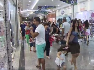 Shopping fica lotado de comerciantes (Foto: Reprodução / TV Tribuna)