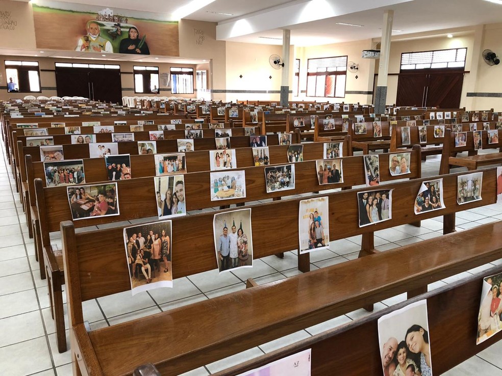 Na Paróquia de Nossa Senhora Aparecida, em Natal, a igreja ficou vazia e os bancos foram ocupados por fotos dos fiéis que frequentam a igreja — Foto: Douglas Lemos/Inter TV Cabugi