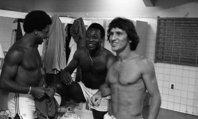 Zico no vestiário do Maracanã ao lado de Pelé, antes de jogo beneficente, em abril de 1979