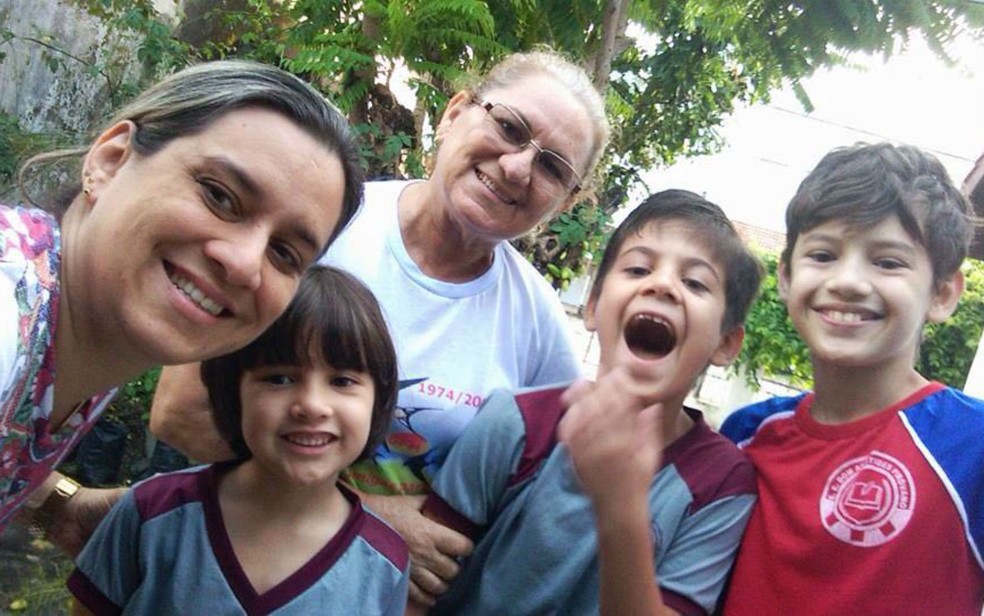 Família Martins também tem Luiza (segunda da esq. para dir.), de 7 anos, e a mãe de Adely (Foto: Adely Martins/Arquivo Pessoal)