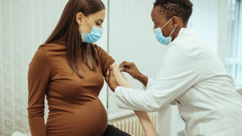 Gestantes estão no grupo prioritário da vacinação contra a gripe — Foto: Getty Images via BBC