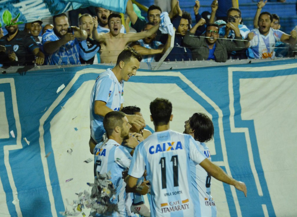 Dagoberto comemora um dos gols pelo Londrina: roteiro de filme — Foto: Gustavo Oliveira/Londrina EC