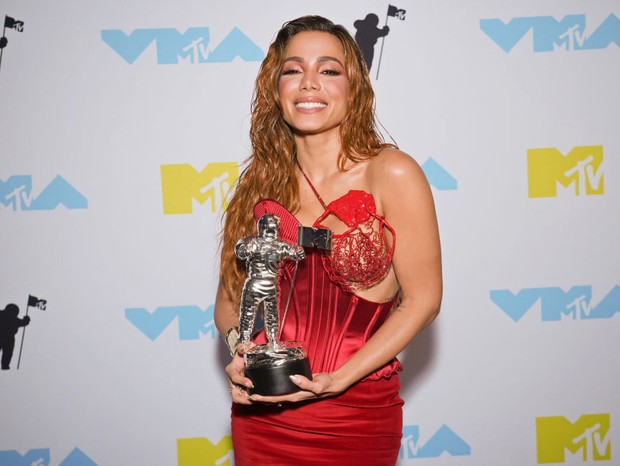 NEWARK, NEW JERSEY - AUGUST 28: Anitta winner of MTV Video Music Award for Best Latino Artist is seen backstage at the 2022 MTV VMAs at Prudential Center on August 28, 2022 in Newark, New Jersey. (Photo by Kevin Mazur/Getty Images for MTV/Paramount Global (Foto: Getty Images for MTV/Paramount G)