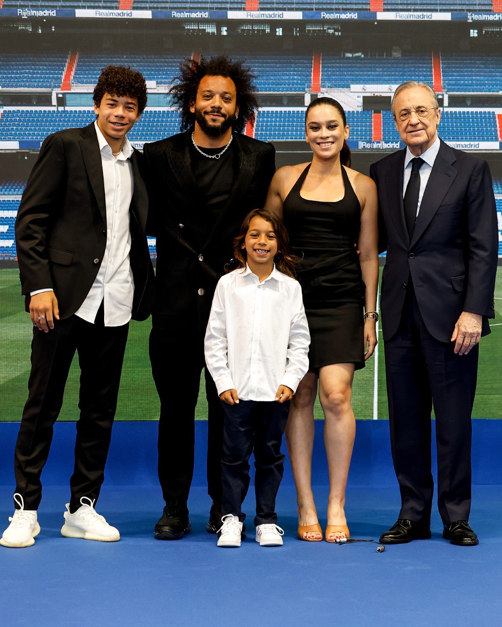 Marcelo posa ao lado da esposa, Clarice, e dos filhos, Enzo e Liam  — Foto: Divulgação/Real Madrid