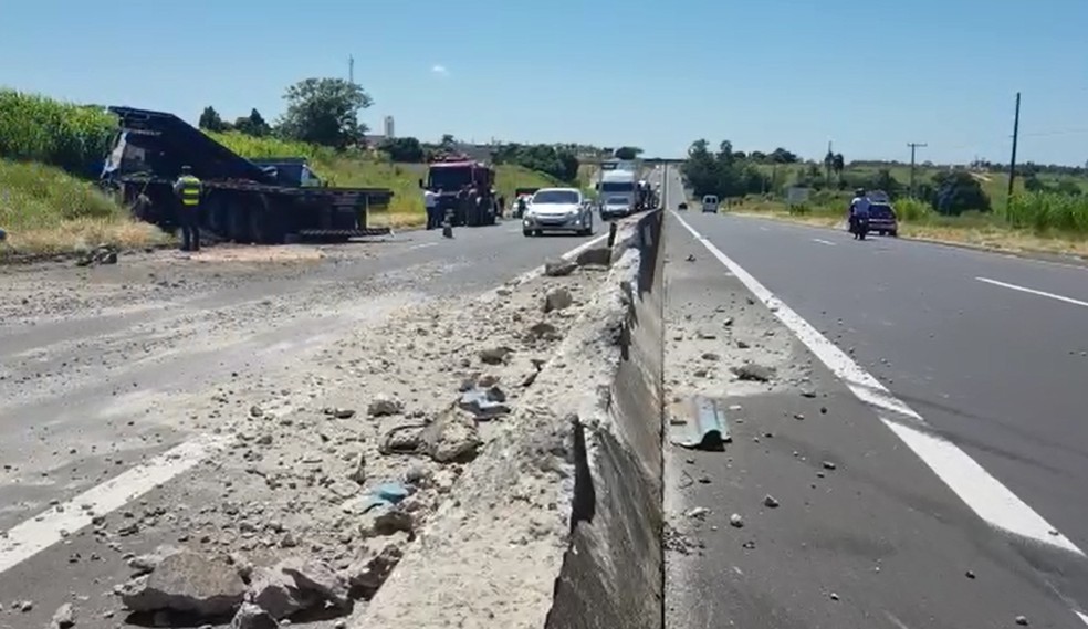 Caminhão passou pela mureta que separa as pistas e parou do outro lado da rodovia — Foto: Alcyr Netto/Divulgação