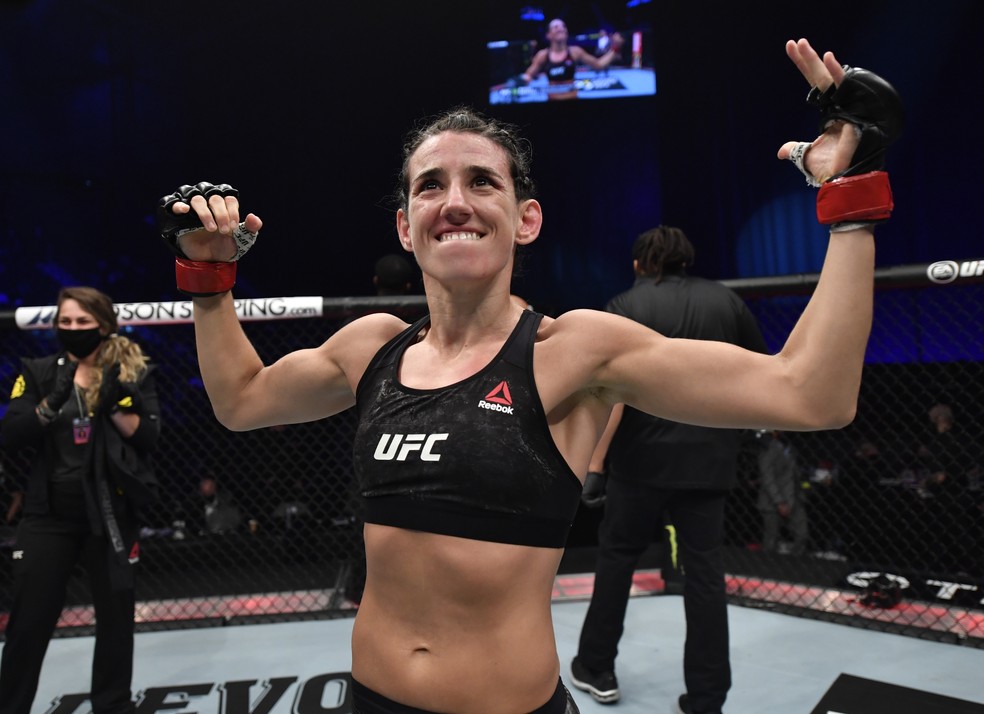 Marina Rodriguez comemora a vitória sobre Amanda Ribas no UFC 257 — Foto: Getty Images