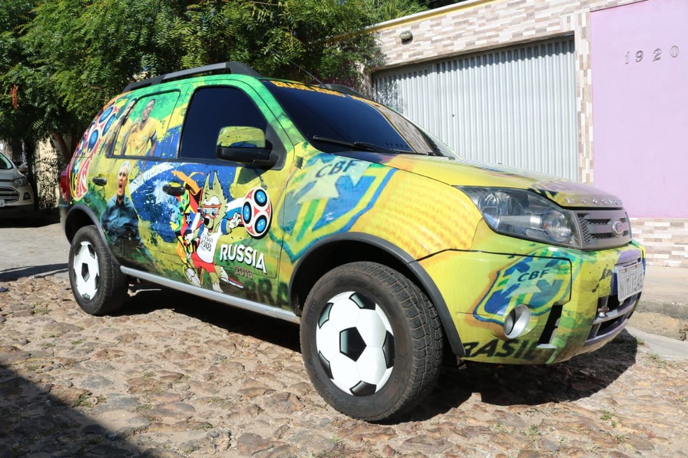 Carro adesivado em homenagem a Copa do Mundo 2018 (Foto: Lorena Linhares/G1)