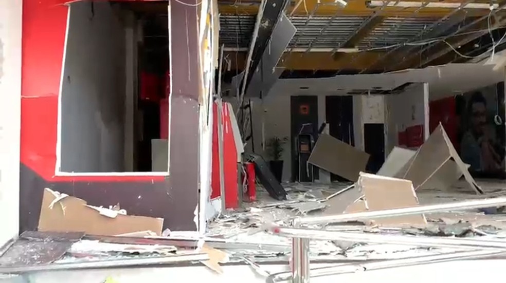 Agência bancária explodida fica ao lado do Parque da Criança, em Campina Grande — Foto: Carlos Siqueira/TV Paraíba