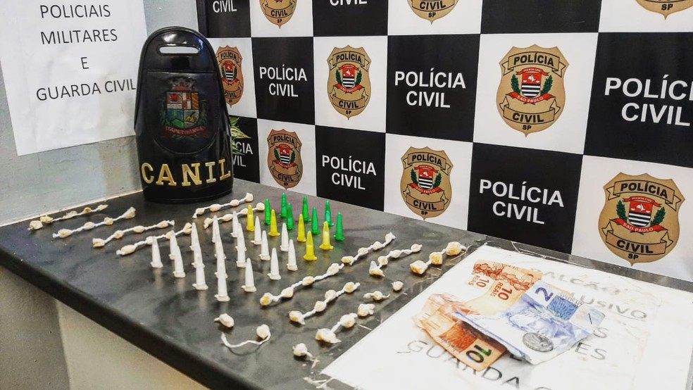 Dupla é presa suspeita por tráfico de drogas — Foto: GCM/Divulgação