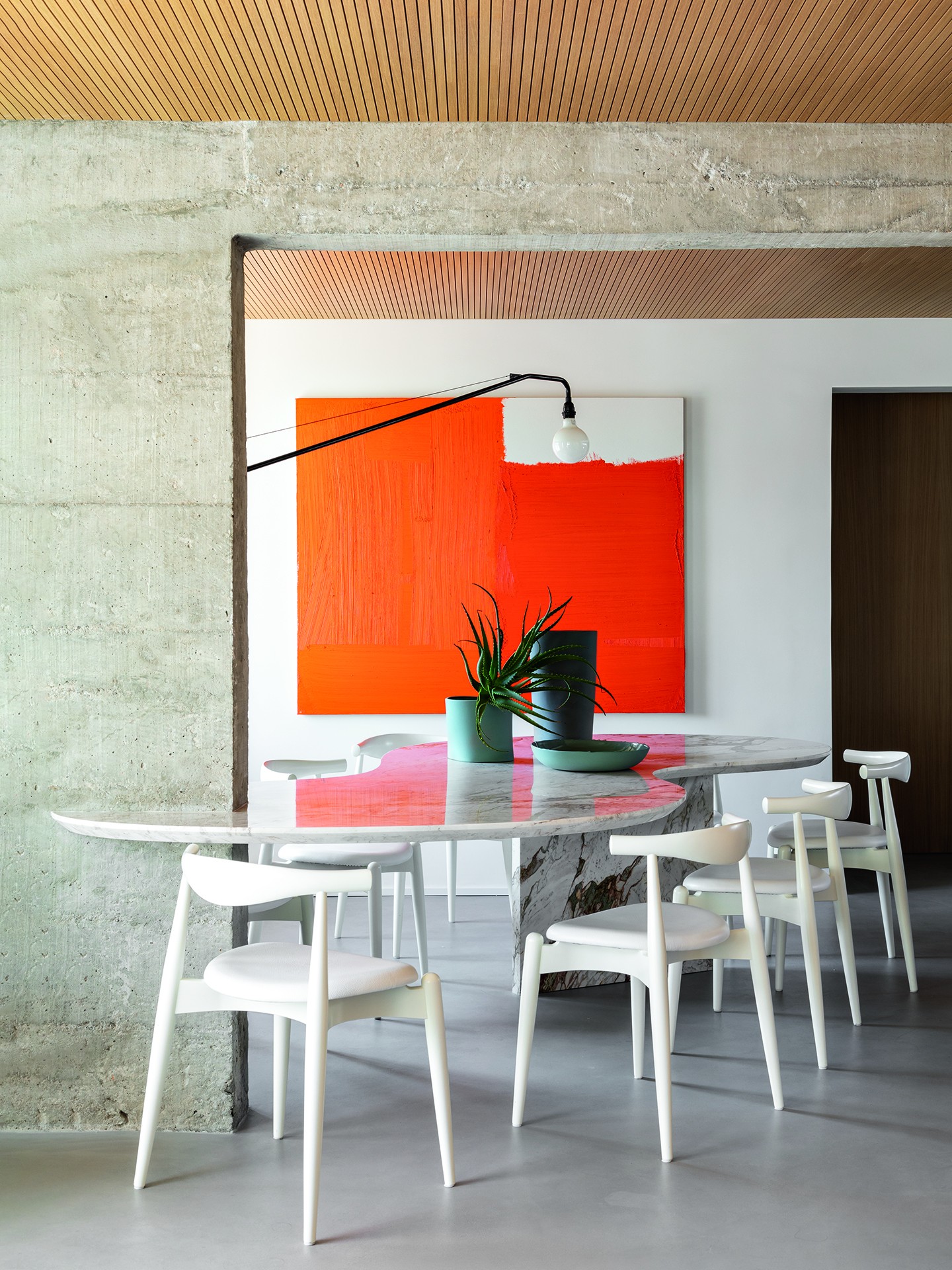 Apartamento do jovem casal combina com maestria móveis de designers famosos (Foto: Fran Parente)