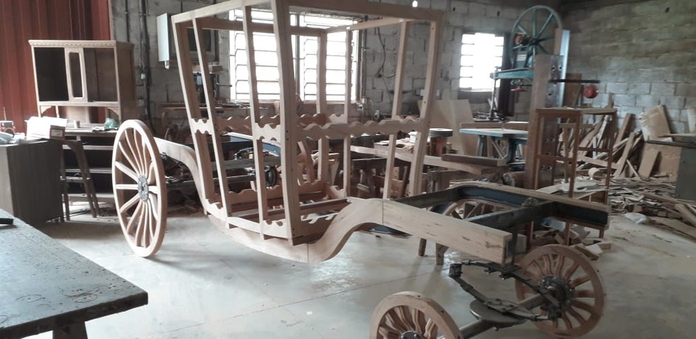 Marceneiro está construindo carruagem em Santa Fé do Sul  — Foto: Arquivo Pessoal 