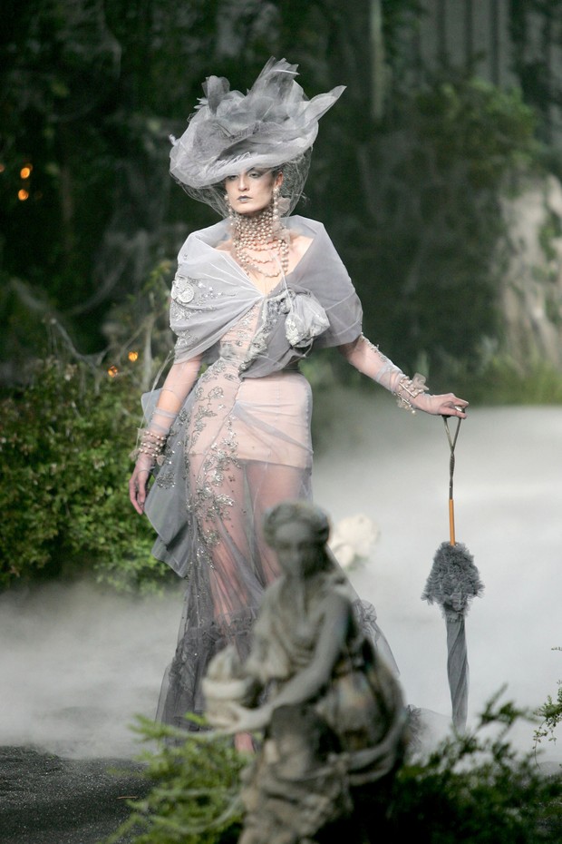 Model Wearing DIOR Haute Couture during 2005 Paris Fashion Week - Haute Couture - Fall/Winter 2005/2006 - DIOR - Runway at Polo de Paris in Paris, France. (Photo by Toni Anne Barson Archive/WireImage) (Foto: WireImage)