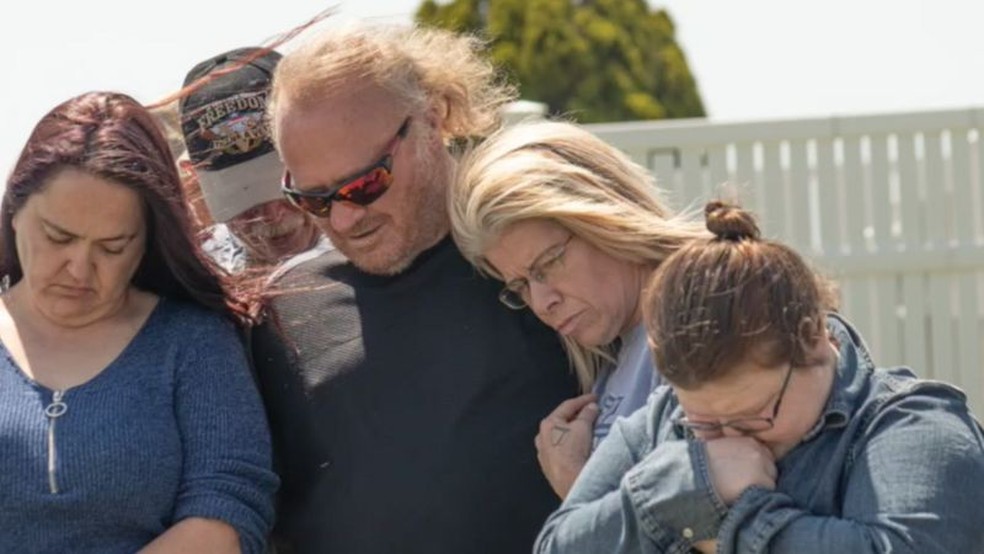 Rob e Danielle no funeral — Foto: BBC