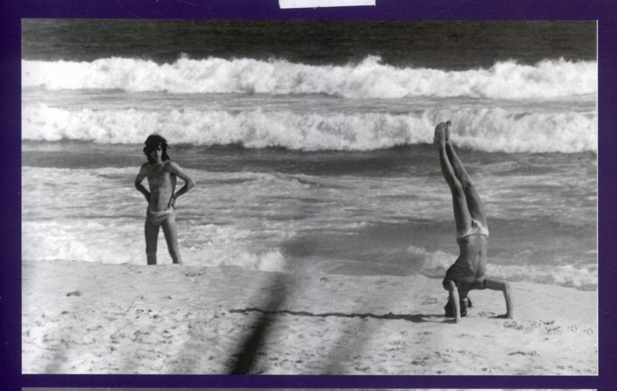 Keith (de pé) e Mick Jagger no Recreio dos Bandeirantes, no Rio, em 1968