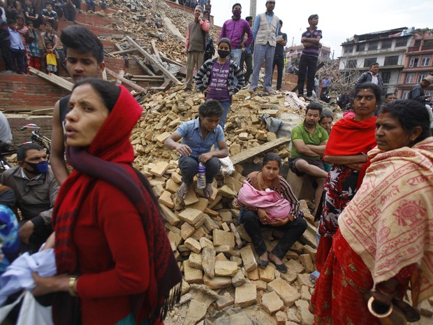 Pessoas esperam em região atingida pelo tremor, em Katmandu (Foto: ASSOCIATED PRESS/AP)