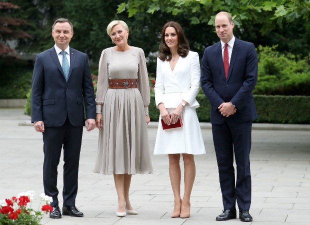 Kate Middleton e o Príncipe William posam com o presidente polonês, Andrzej Duda e a primeira-dama, Agata Kornhauser-Duda.  (Foto: Getty Images)