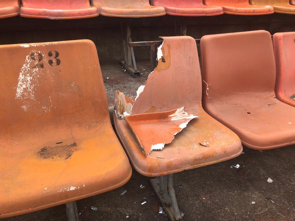 Cadeiras quebradas no estádio do Pacaembu — Foto: Ana Canhedo