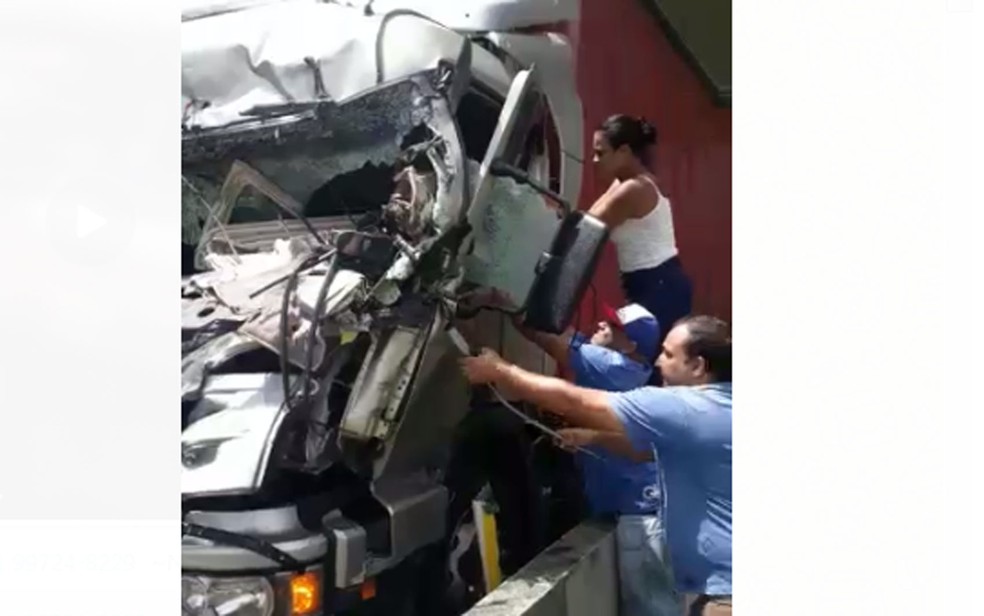Leiliane Silva ajudou a retirar o motorista de dentro do caminhão — Foto: Reprodução/Redes sociais