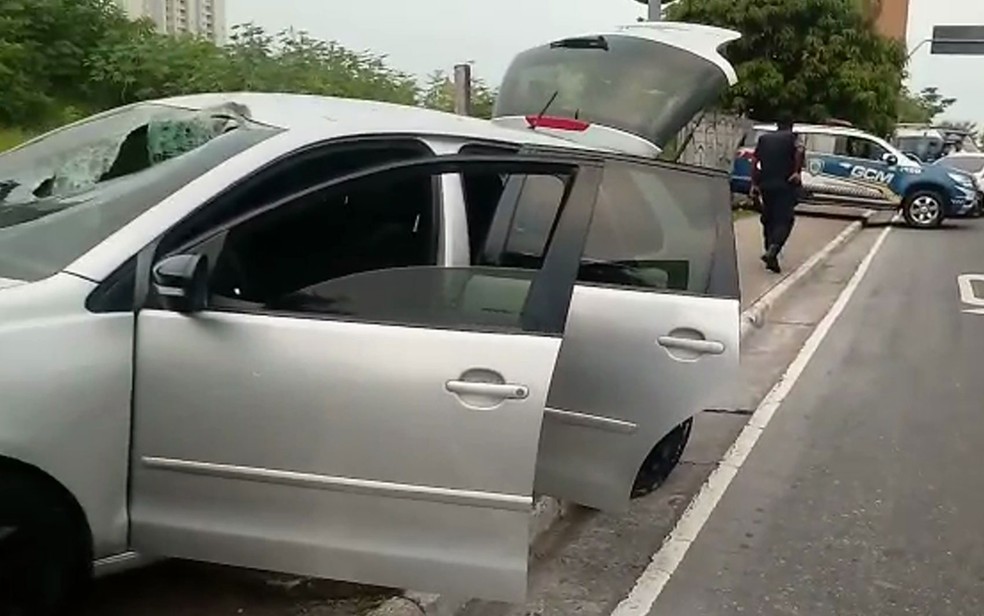 Carro bateu em muro após motorista tentar fugir de blitz (Foto: Guarda Municipal de São Caetano do Sul/Divulgação)