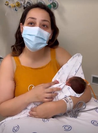 Camila Monteiro acalma a filha, Aurora, na UTI neonatal (Foto: Reprodução / Instagram)