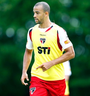 São Paulo deve renovar com Roger, mas procura zagueiro no mercado