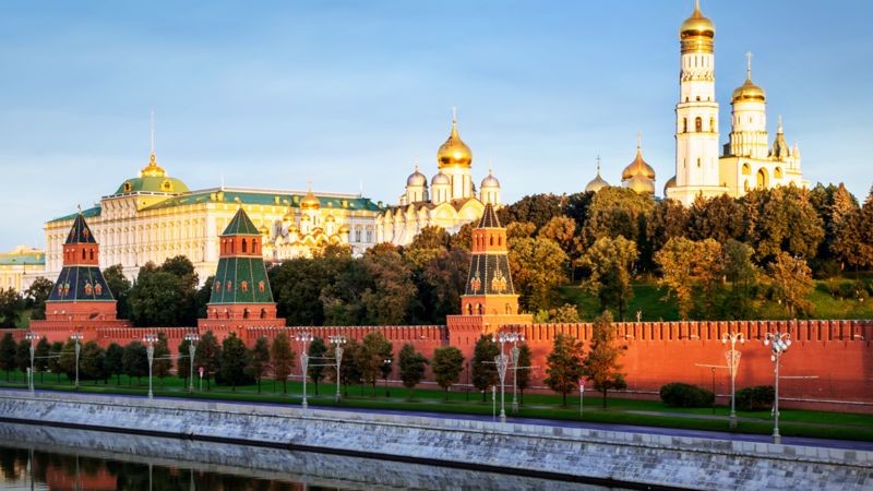 As muralhas vermelhas ameadas do Kremlin em Moscou (Foto: Getty Images via BBC News)