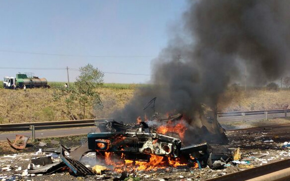 Rodovia Carlos Tonani em Barrinha permanece interditada após explosão de carro-forte (Foto: Polícia Militar/Divulgação)