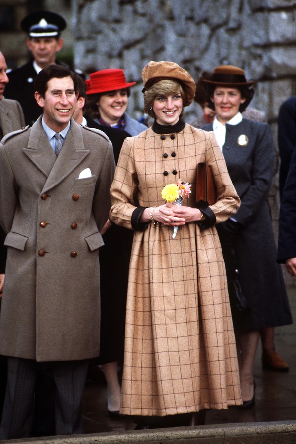 The Prince and Princess of Wales visit Barmouth in Wales, November 1982. She wears a suede beret by John Boyd and a coatdress by Arabella Pollen. (Photo by Terry Fincher/Princess Diana Archive/Getty Images) (Foto: Getty Images)