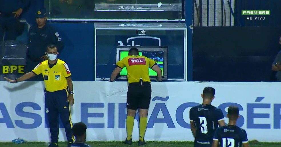 Árbitro Thiago Luis Scarascati consulta o VAR no jogo Remo x CRB — Foto: Reprodição Premiere