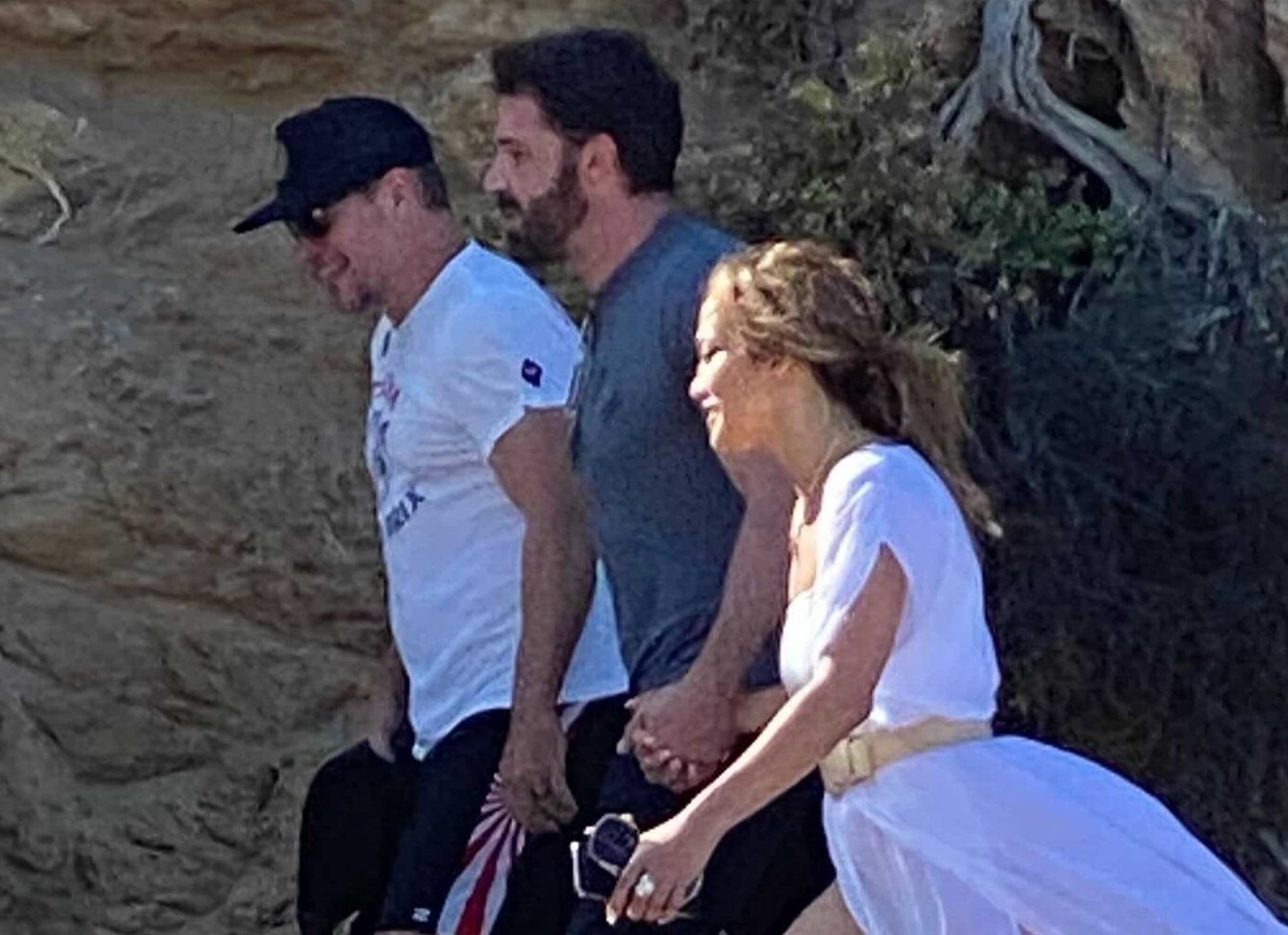 Jennifer Lopez e Ben Affleck curtem praia com Matt Damon ...