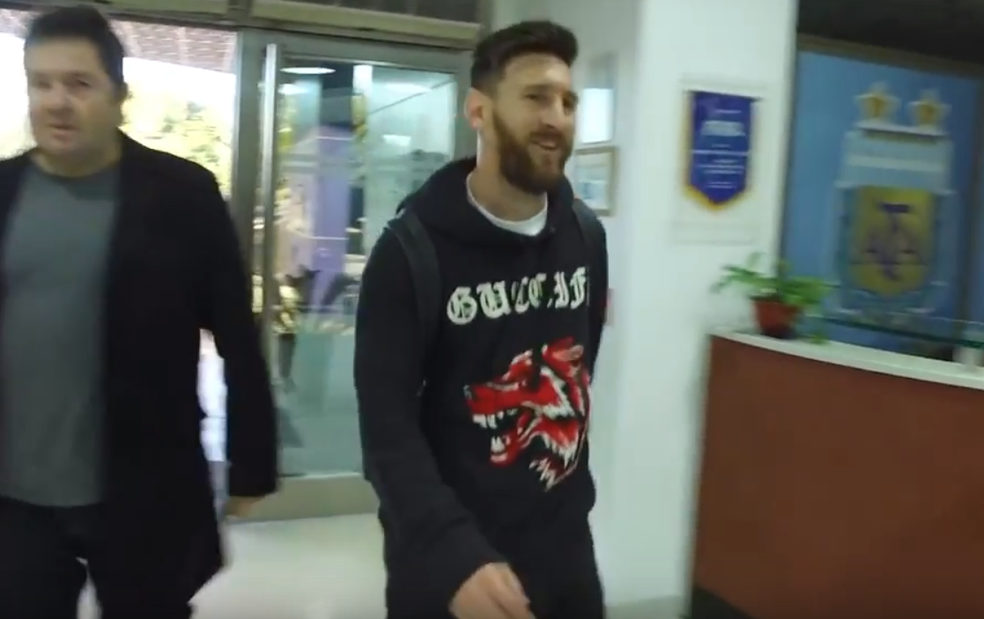 Messi na chegada Ã  sede da AFA em Ezeiza (Foto: ReproduÃ§Ã£o/YouTube)