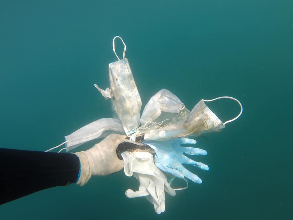 Lixo de equipamento de EPI é encontrado no mar da França  (Foto: Reprodução/Facebook)