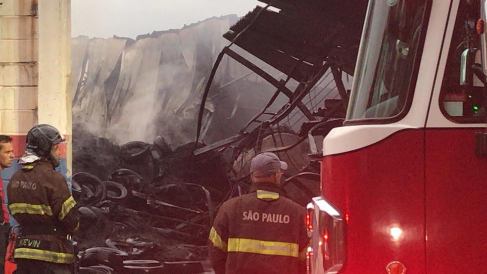 Fogo destruiu o depósito da empresa em Sorocaba — Foto: Eduardo Rodrigues/TV TEM