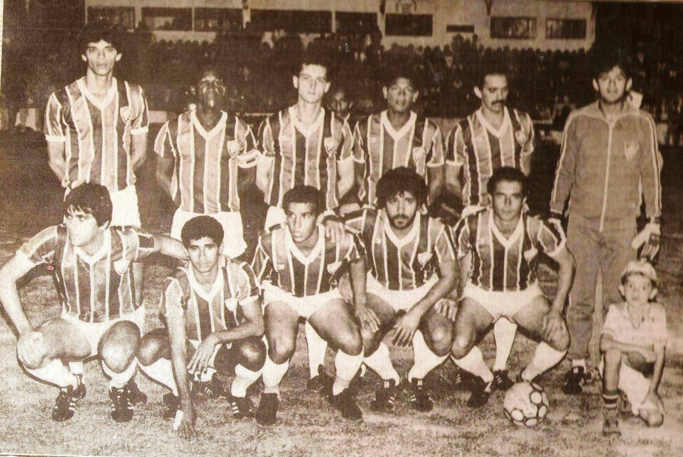 Antônio Júlio (1º agachado E/D) com a camisa do Independência em 1988, quando conquistou o segundo título estadual da carreira — Foto: Francisco Dandão/Arquivo Pessoal
