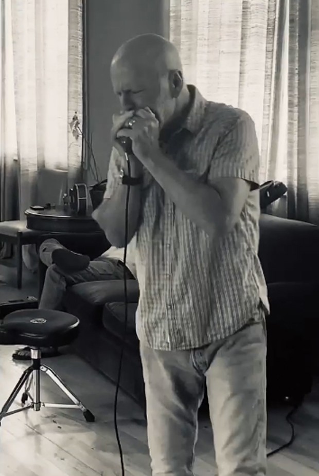 Bruce Willis começa a tocar em banda após se afastar da atuação por conta de diagnóstico de Afasia, que compromete a comunicação (Foto: Reprodução / Instagram)