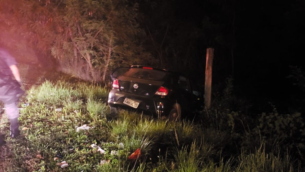 Mulher é encontrada morta dentro de um carro na rodovia Washington Luiz, em Duque de Caxias, RJ. — Foto: Divulgação/Polícia Militar