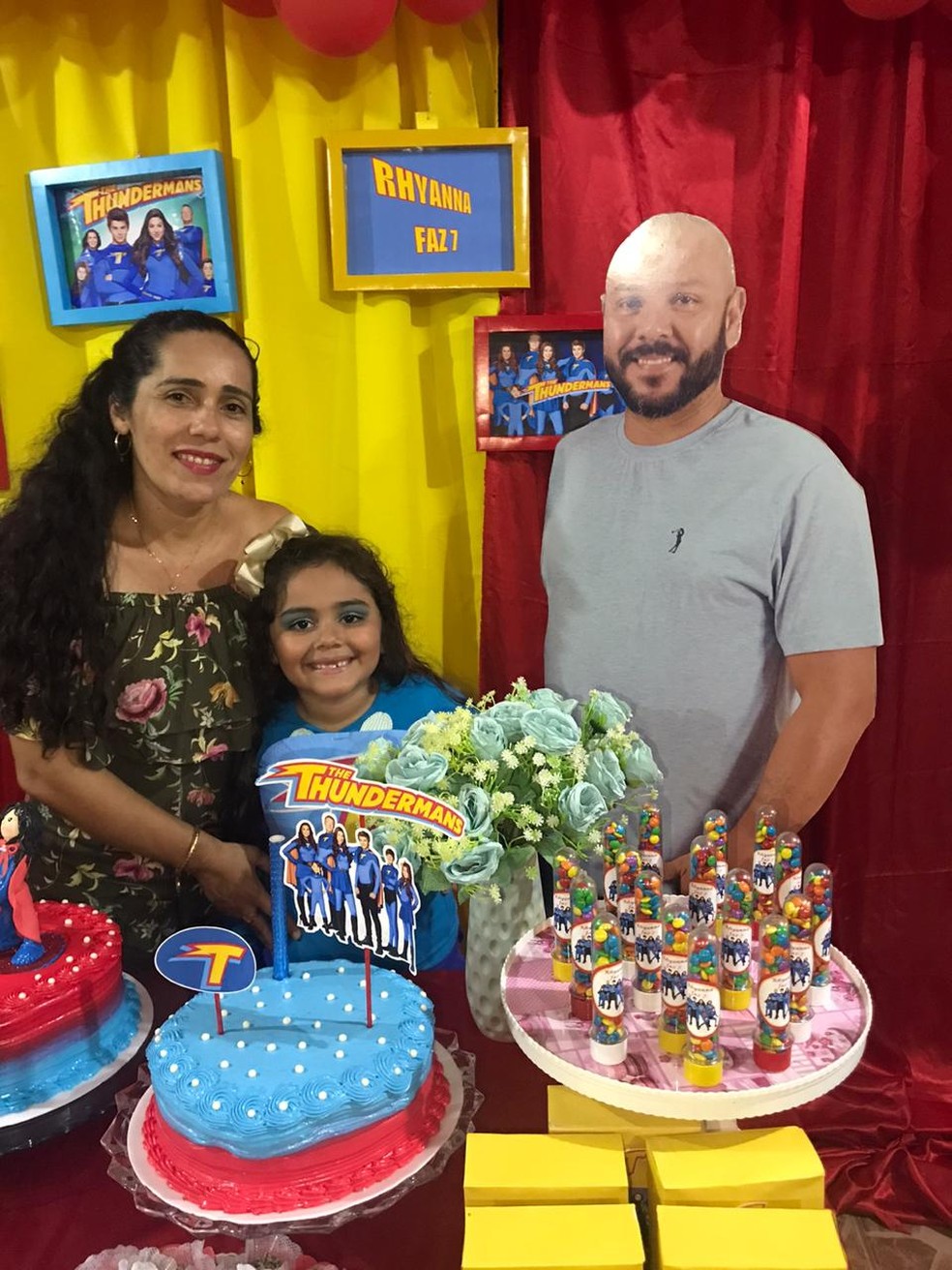 Rhyanna de sete anos com os pais — Foto: Arquivo pessoal