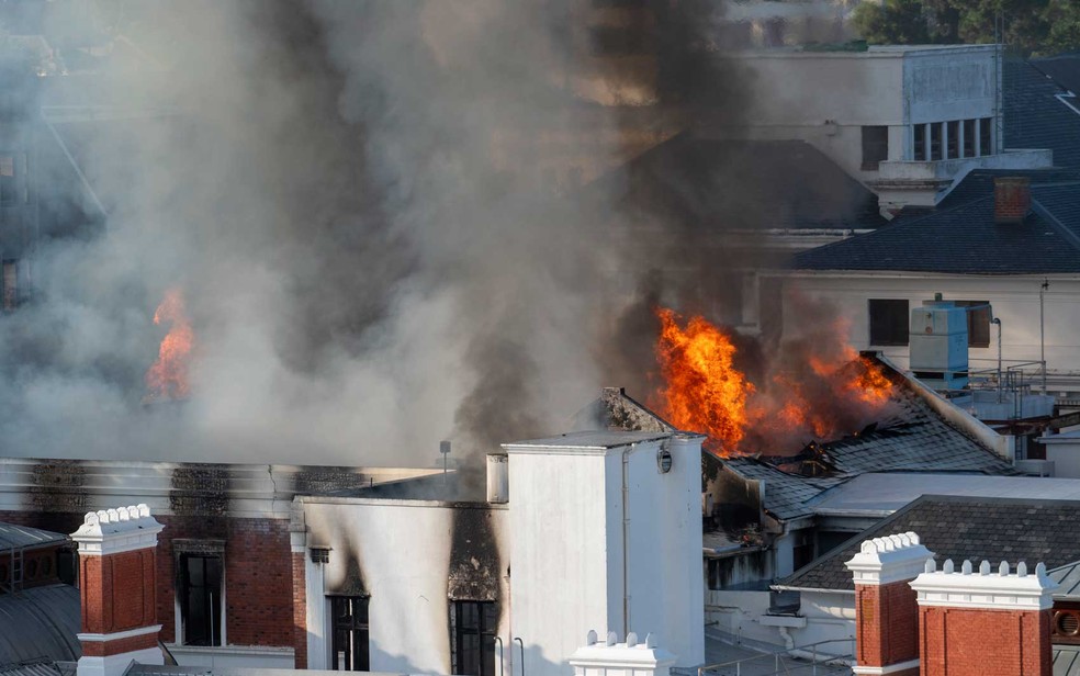 Incêndio no prédio do Parlamento da África do Sul na Cidade do Cabo — Foto: Jerome Delay / AP Photo