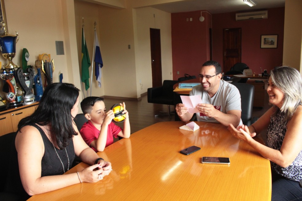 Thailer conversava com o prefeito e mostra o abafador de som que ele usa pra se proteger nos ambientes mais barulhentos — Foto: Aline Caroline Ferreira/Arquivo Pessoal