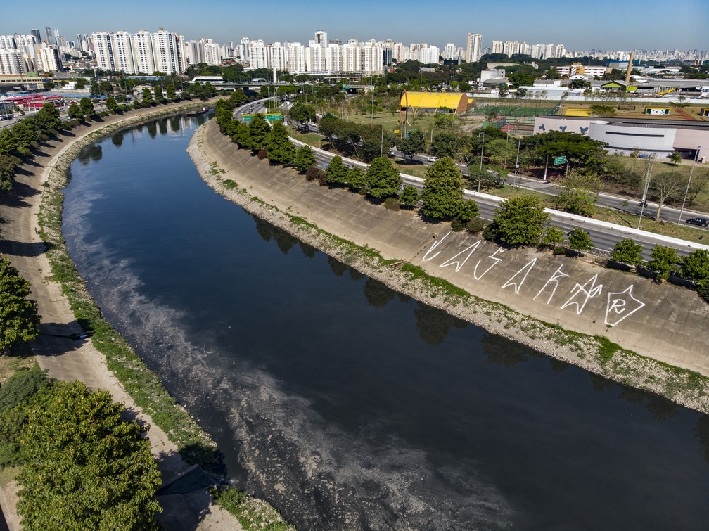 Vista aérea do Rio Tietê, na altura do bairro da Penha, zona leste de São Paulo (SP), na manhã deste sábado (29 de agosto)). — Foto: PAULO LOPES/BW PRESS/ESTADÃO CONTEÚDO