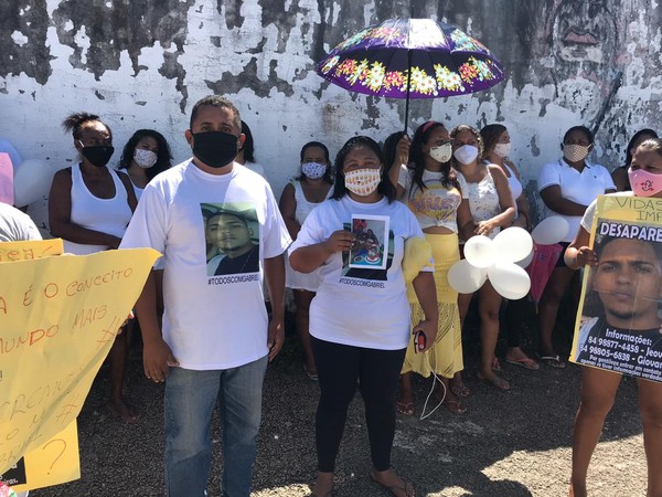 Pais de Gabriel na manifestação ocorrida na manhã desta segunda-feira, no bairro Guarapes, em Natal — Foto: Ayrton Freire/Inter TV Cabugi