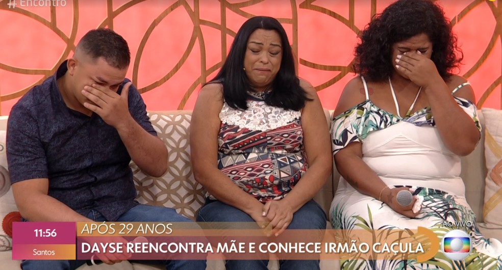 Dayse reencontra a mãe e conhece irmão caçula — Foto: TV Globo