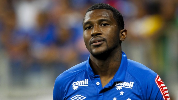 Douglas Coutinho concorda com vaias e se coloca à disposição do treinador