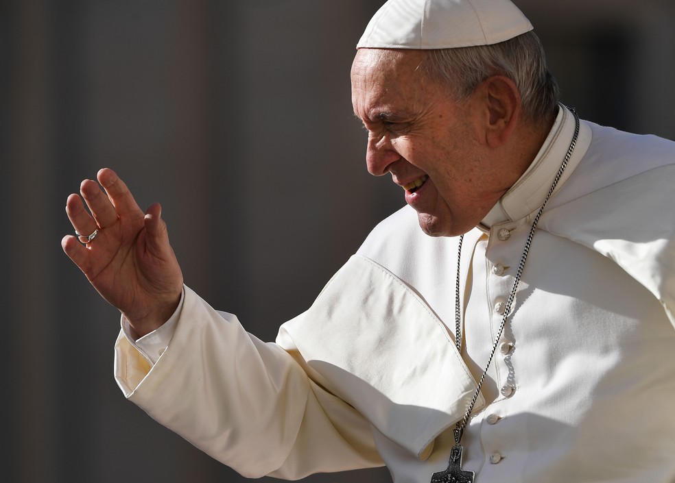 Papa Francisco chega para audiÃªncia-geral na PraÃ§a SÃ£o Pedro, no Vaticano, nesta quarta-feira (6)  â€” Foto: Vincenzo Pinto / AFP