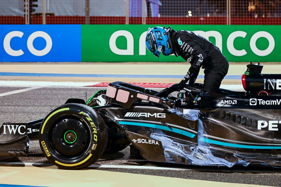 George Russell, da Mercedes, parou com o W14 na pista no 2º dia de testes da F1 2023 — Foto: Clive Mason/Getty Images