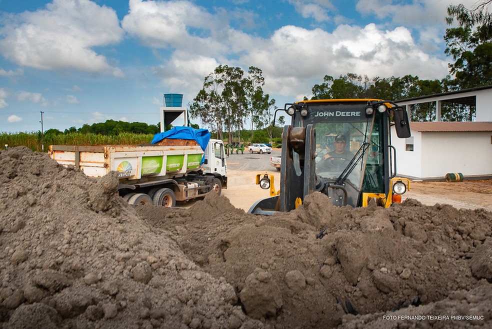 Marquinários disponibilizados pela prefeitura fazem a distribuição dos insumos . — Foto: PMBV.