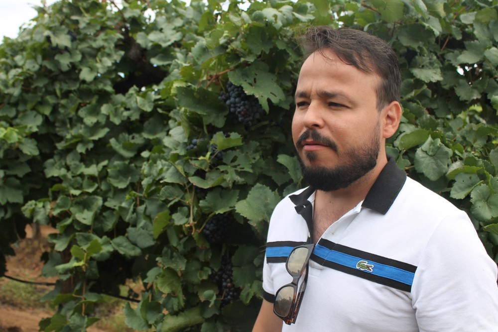 Tobias Melo destaca o crescimento no número de visitantes na vinícola onde ele trabalha (Foto: Emerson Rocha)