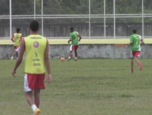 Jogadores do Plácido de Castro fazem treino físico no Ferreirão (Foto: Reprodução/TV Acrelândia)